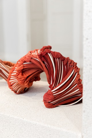 Helix (Detail),
Hand shaped porcelain, dyed nylon-fabric, tied,
85 x 20 x 15 cm,
2022

Photo: Kirstine Autzen