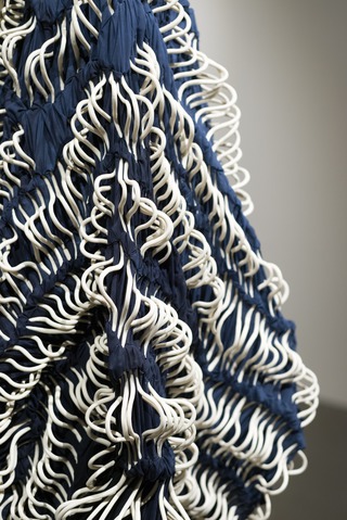 Undulating,
Dyed nylon fabric, porcerlain, tied
225 x 50 x 45 cm,
2022

Photo: Andreas Dyrdal