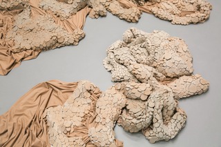 A moment between, 2019,
fabric, clay, tied,
250 x 200 x 15 cm, Photo Nayara Leite