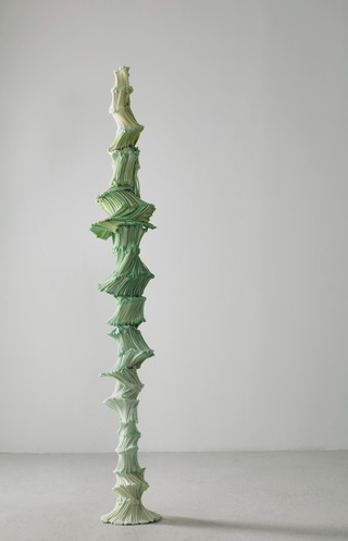 Oriri (Green),
Dyed nylon fabric, porcelain, tied,
186 x 24 x 22 cm,
2023

Photo: Øystein Klakegg