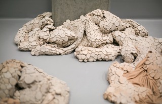 
A moment between, 2019, fabric, clay, tied, 250 x 200 x 15 cm, Photo Nayara Leite