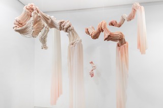 Aerial 2023-2024, dyed nylon fabric, hand shaped porcelain elements, tied.
Exhibition view "Himmelen ovenfra", Oplandia Senter for Samtiskunst